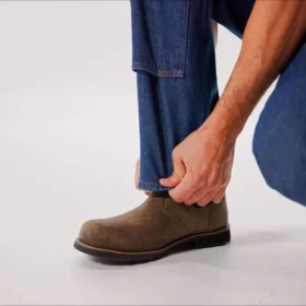 Herrjeans i Crafted-serien med lös passform, raka ben och dubbla knän